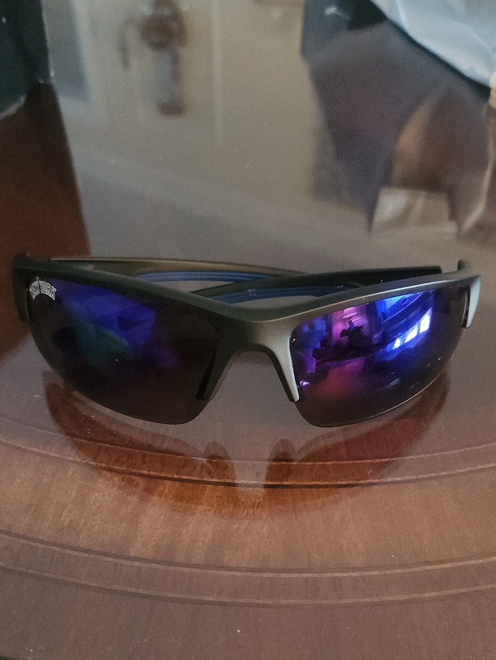 NY YANKEES MLB Sunglasses Sporty with PurpleBlue Mirrored Lenses. Black, blue Tr